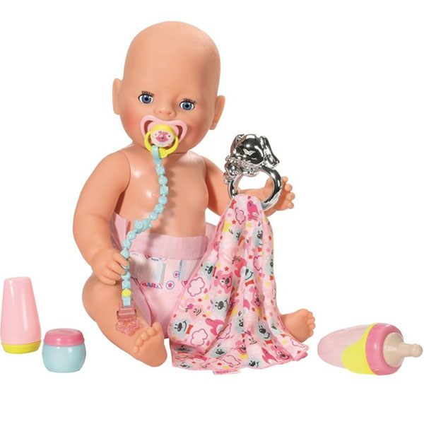 Put din søde Baby Born dukke med sin sut og det lille tæppe med raslelyde. Når hun har kan du skifte bleen på dukken og er der klar til leg.